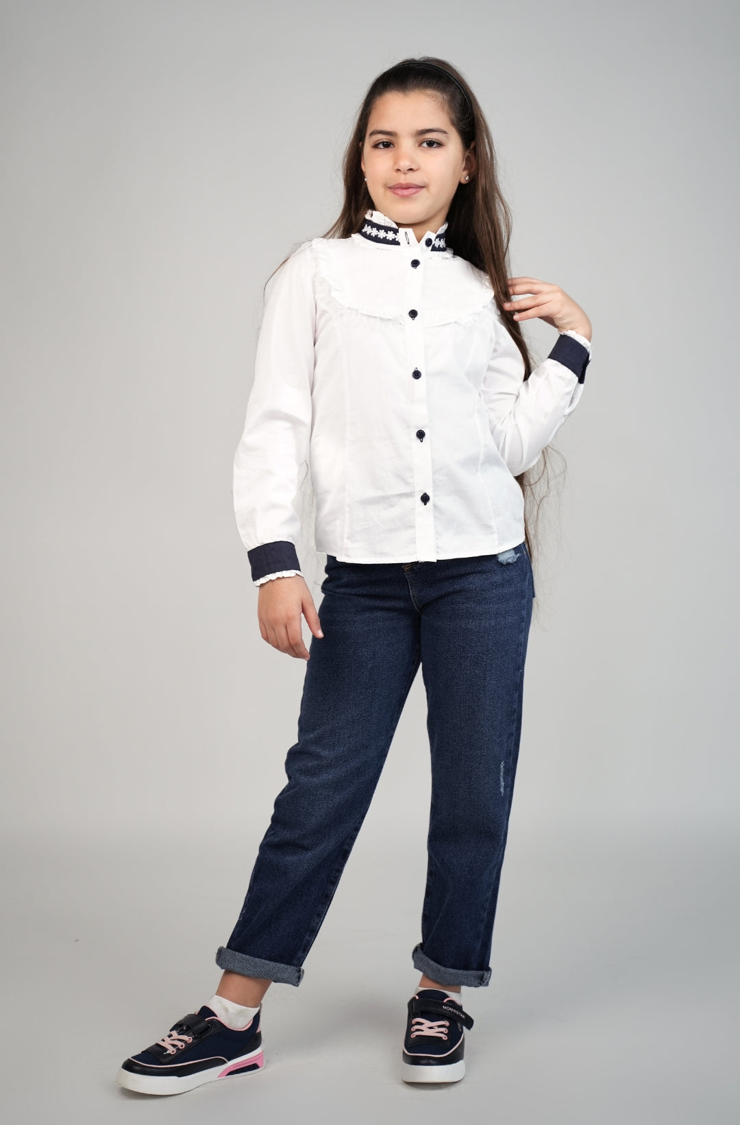 Chemise Enfant Blanche avec Col Brodé et Poignets Contrastés