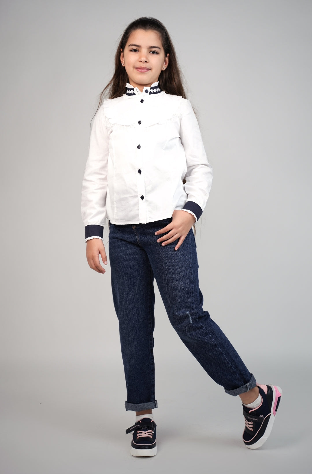 Chemise Enfant Blanche avec Col Brodé et Poignets Contrastés