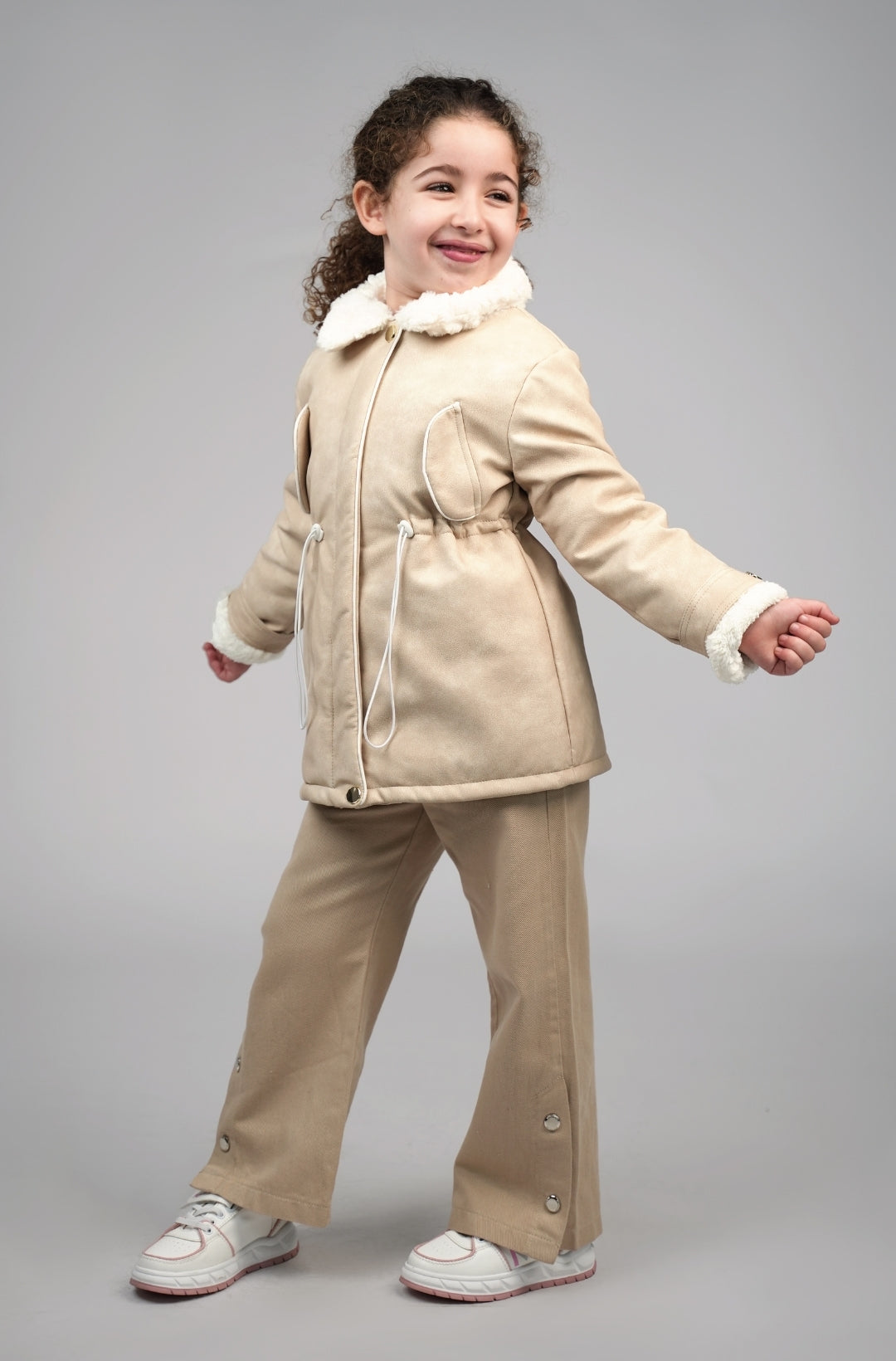 Manteau beige à col en fourrure pour fille