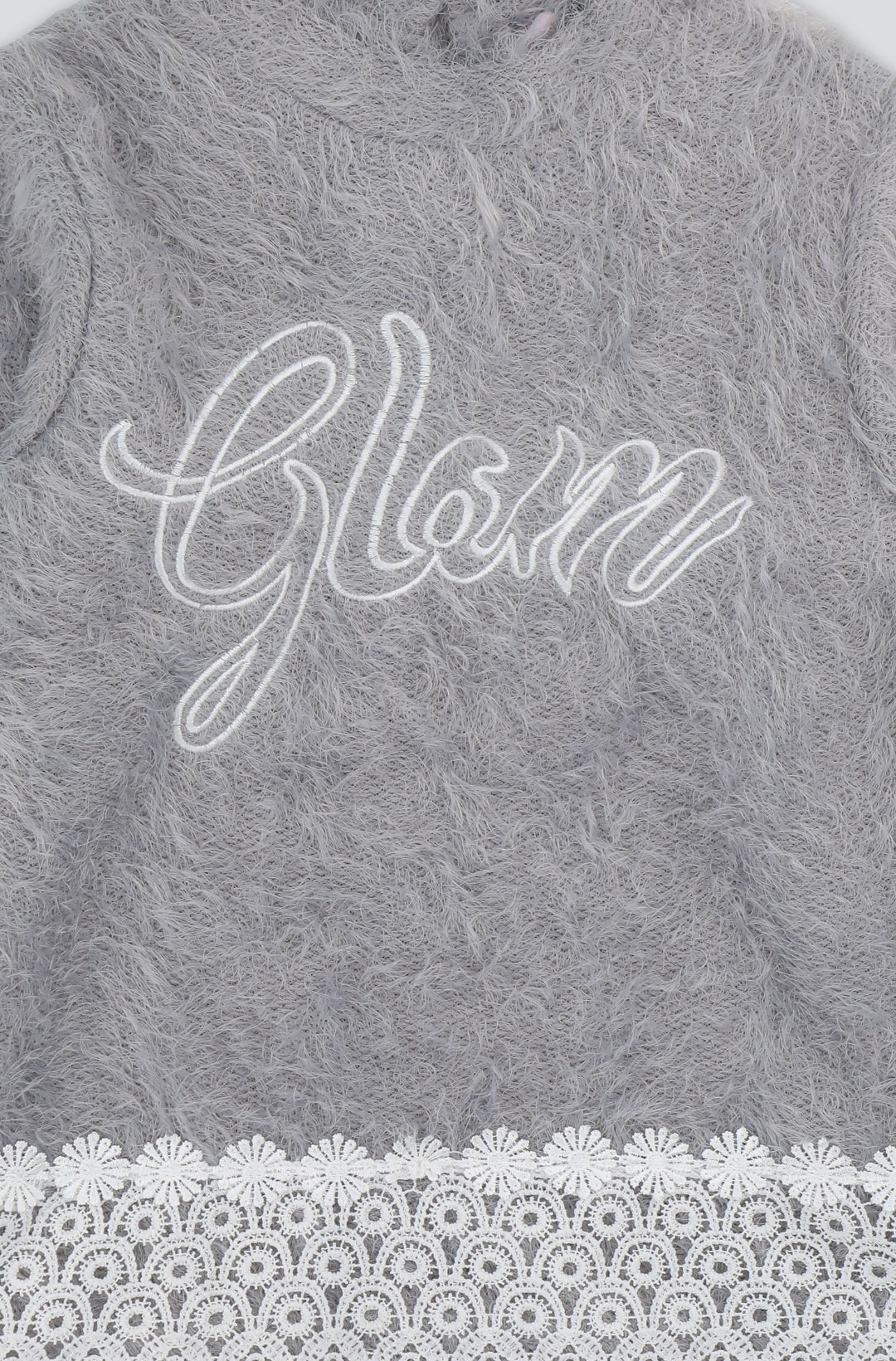 Pull gris avec dentelle et inscription “Glam”